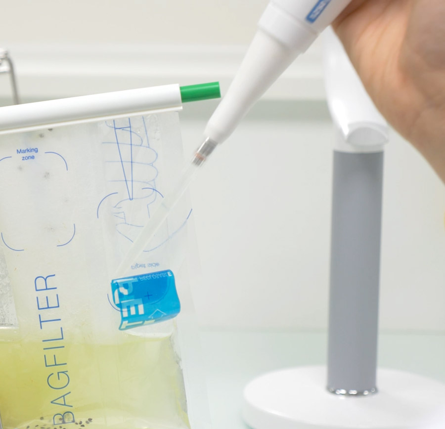 从BagFilter Pipet均质袋中移液